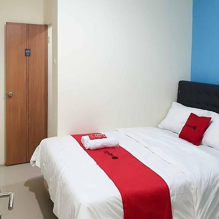Reddoorz At Mayjen Sungkono Surabaya Exterior foto